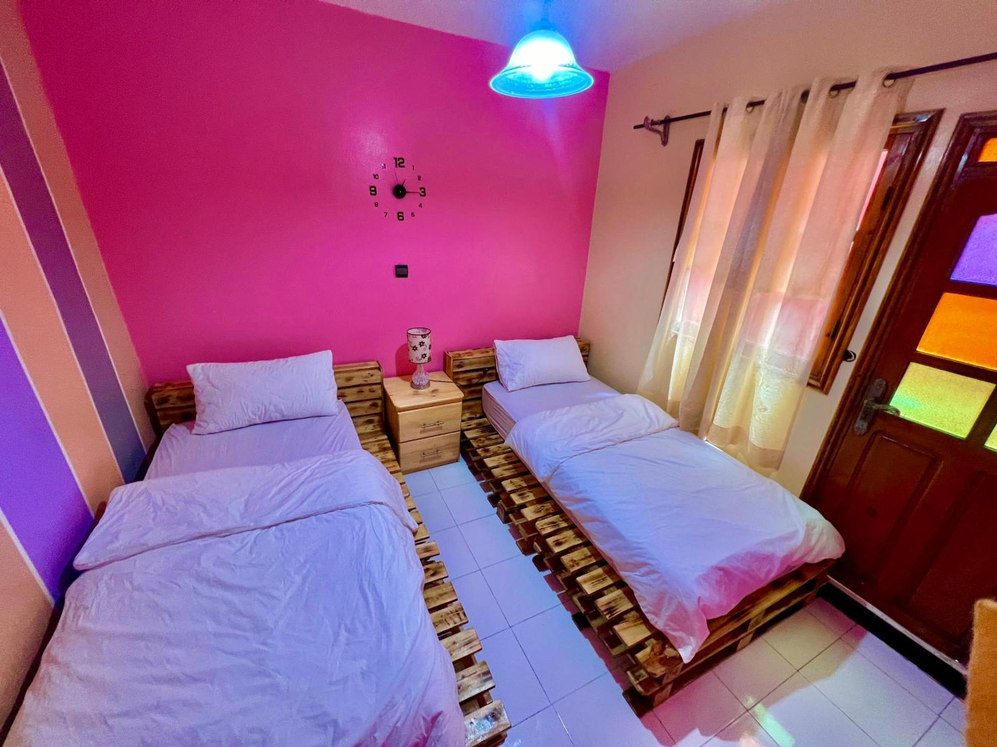 דירות אסאוירה Red House מראה חיצוני תמונה